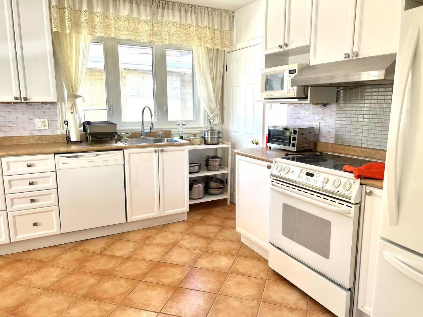 Scarborough Cozy With Double Bed Free Parking Near Stores And Transit Toronto